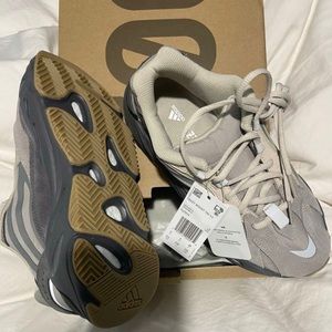 Yeezy boost 700 V2- Tephra - US 5.5